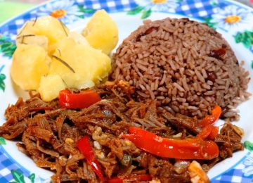 Ropa Vieja לצד תבשיל שעועית שחורה ואורז (קובה)