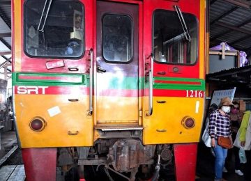 לרדת מהפסים – שוק הרכבת של Maeklong בתאילנד